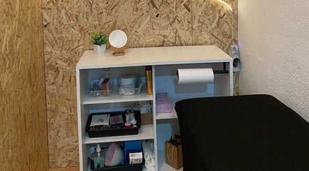 Área de cuidados no Studio Bruna Beauty, Parede-Cascais, Lisboa, PT com prateleiras organizadas e decoração natural.