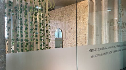 Entrada do Studio Bruna Beauty com design moderno e plantas em Parede-Cascais, Lisboa, PT.