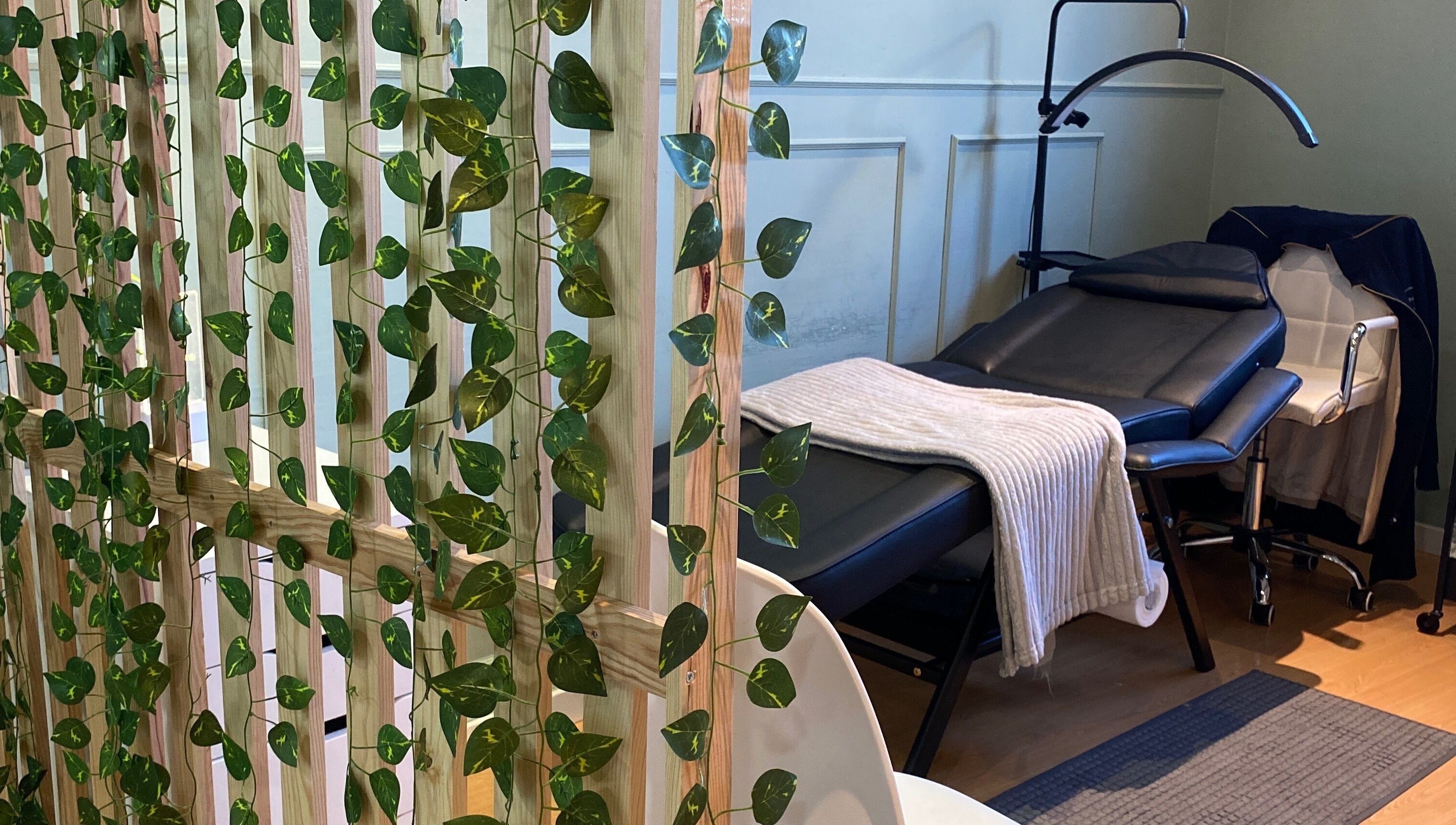 Espaço acolhedor em Studio Bruna Beauty, Parede-Cascais, Lisboa, PT, com cadeiras confortáveis e decoração verde.