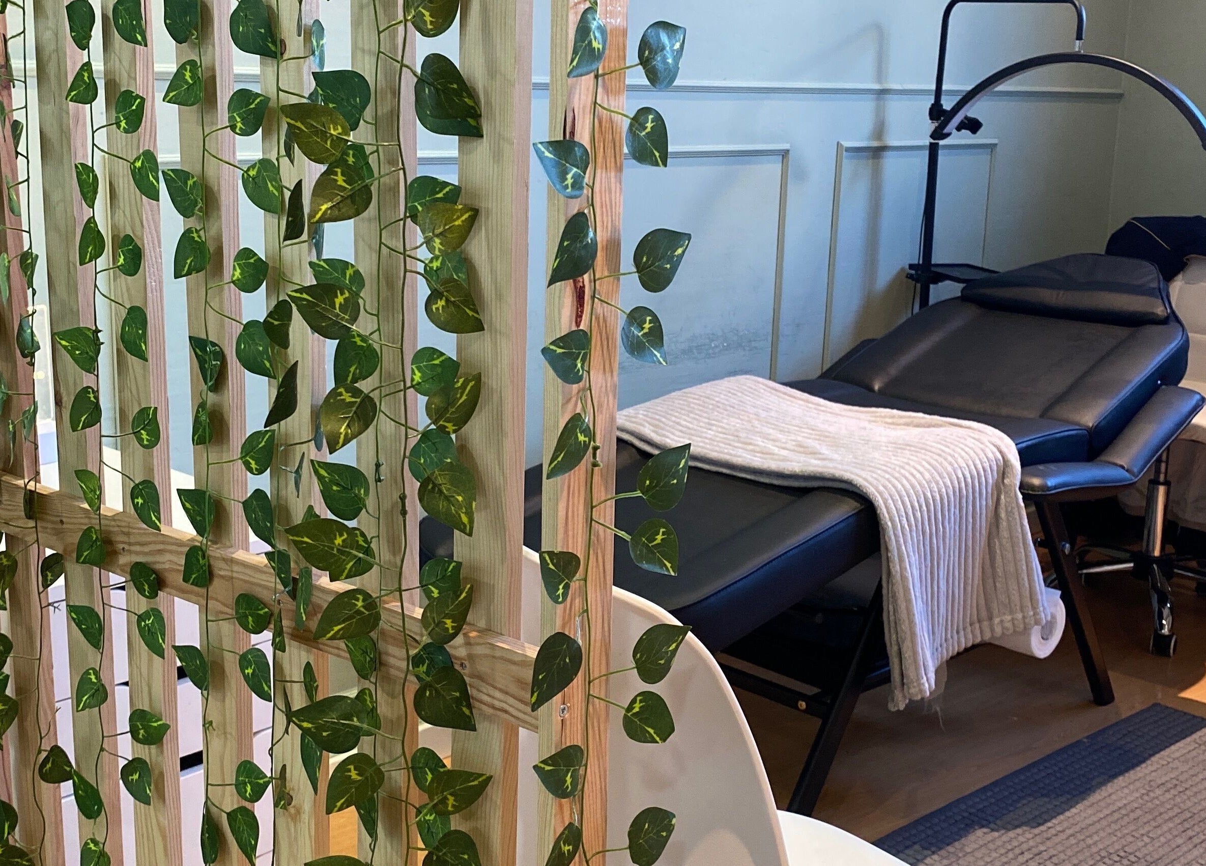 Espaço acolhedor em Studio Bruna Beauty, Parede-Cascais, Lisboa, PT, com cadeiras confortáveis e decoração verde.