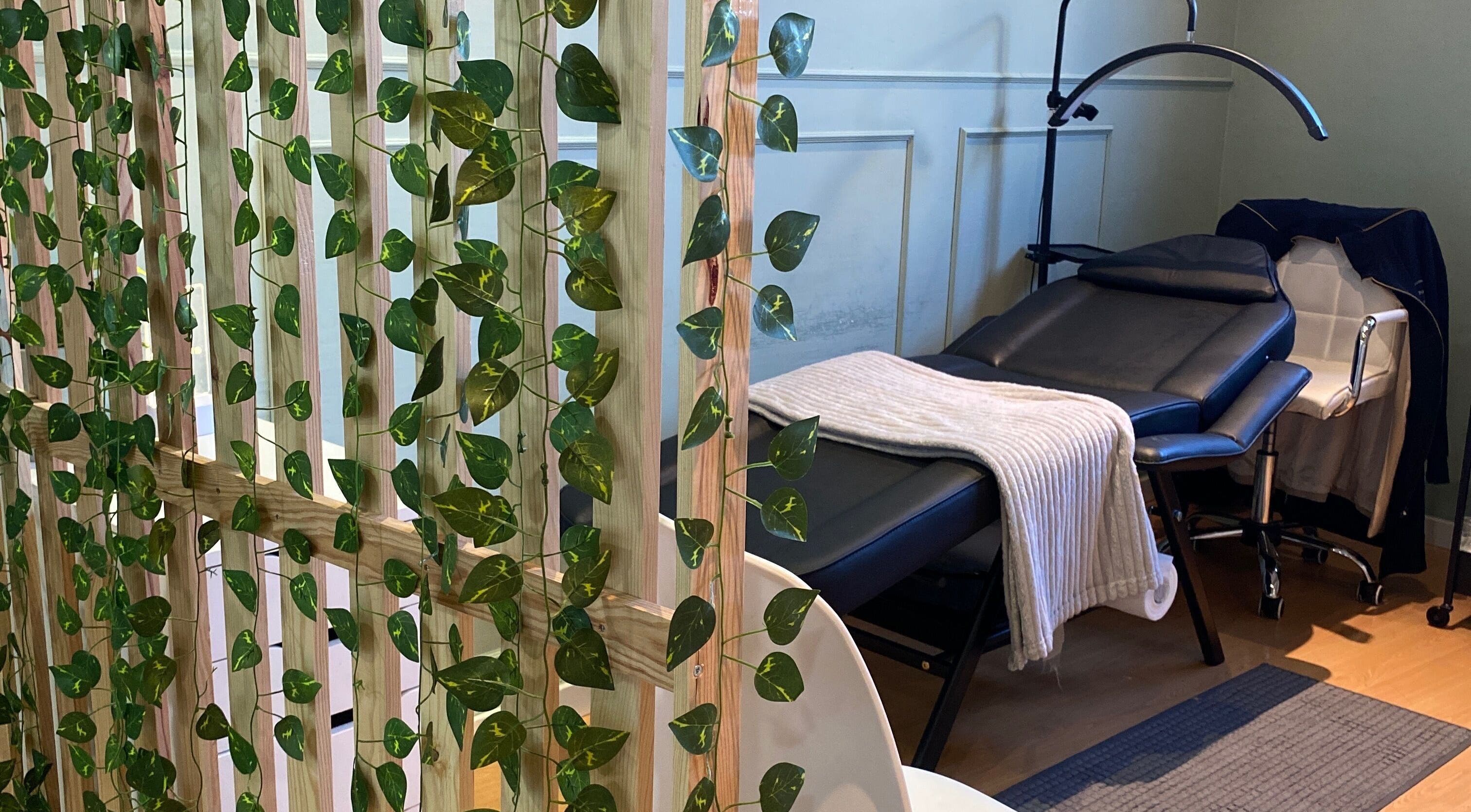 Espaço acolhedor em Studio Bruna Beauty, Parede-Cascais, Lisboa, PT, com cadeiras confortáveis e decoração verde.