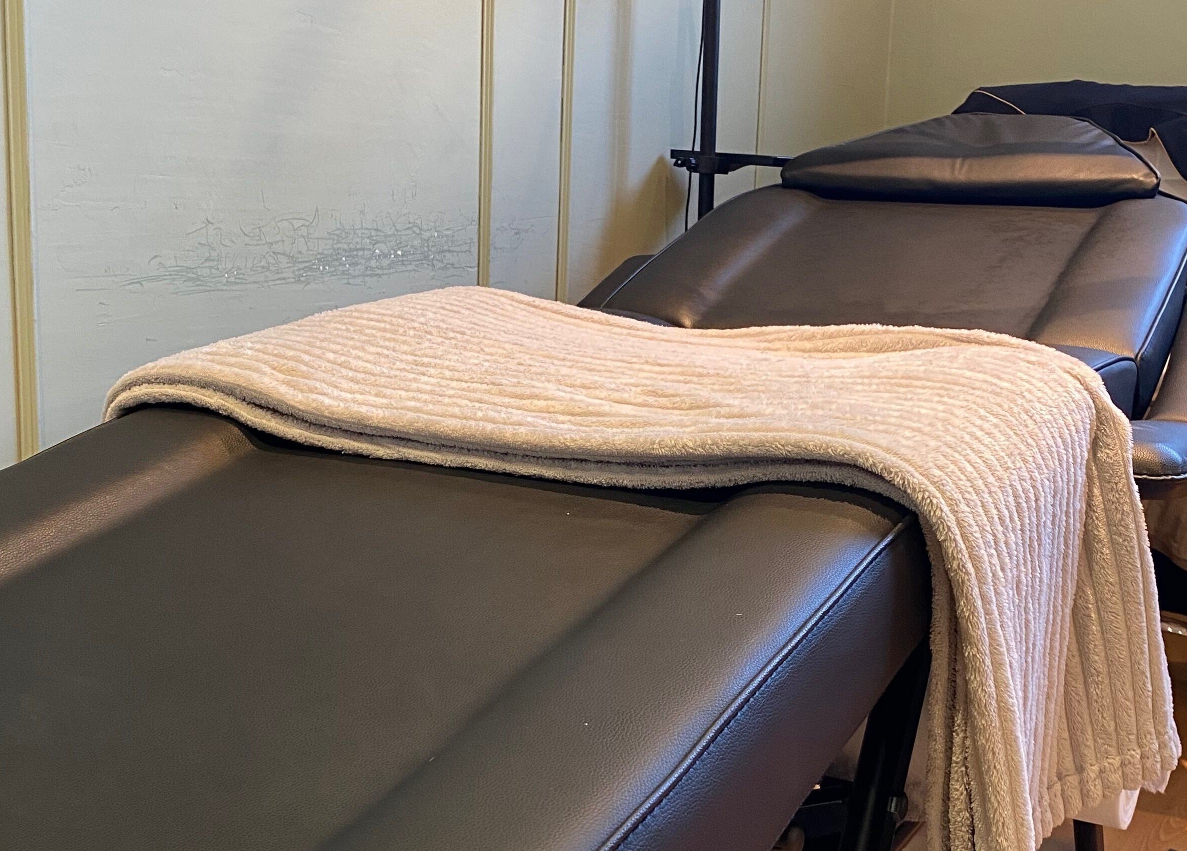 Cama de tratamento no Studio Bruna Beauty, em Parede-Cascais, Lisboa, PT, pronta para receber clientes.