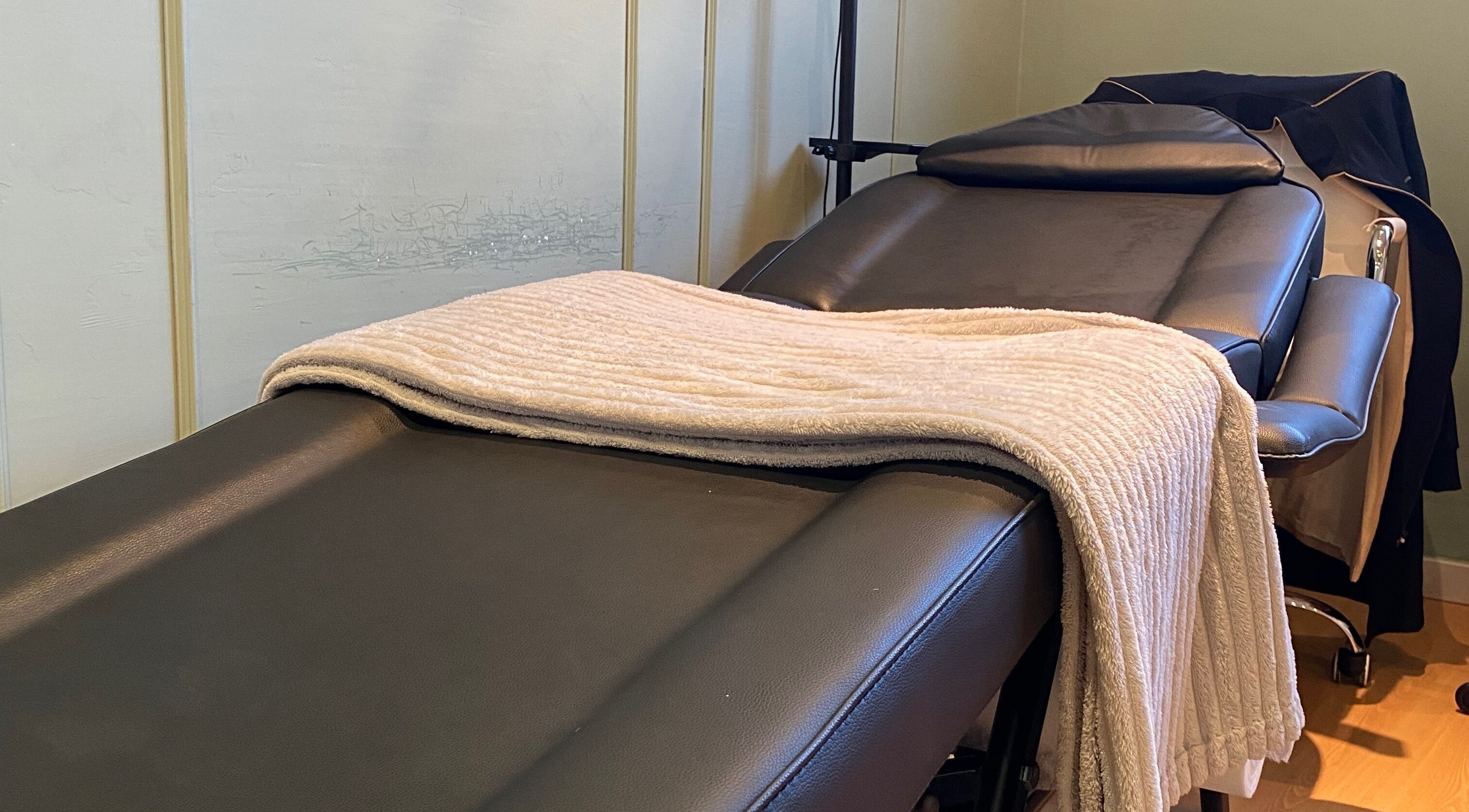 Cama de tratamento no Studio Bruna Beauty, em Parede-Cascais, Lisboa, PT, pronta para receber clientes.