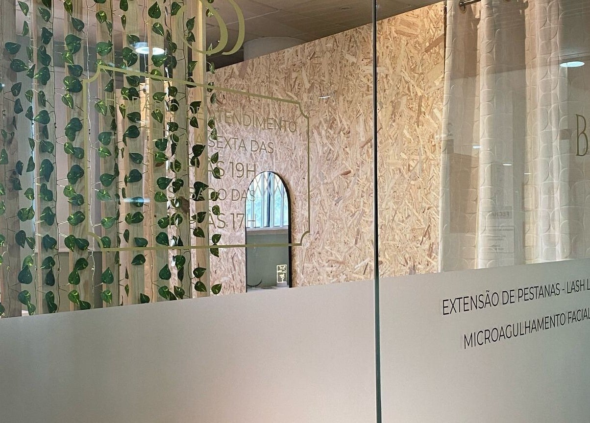 Entrada moderna de vidro com plantas no Studio Bruna Beauty, Parede-Cascais, Lisboa, PT.