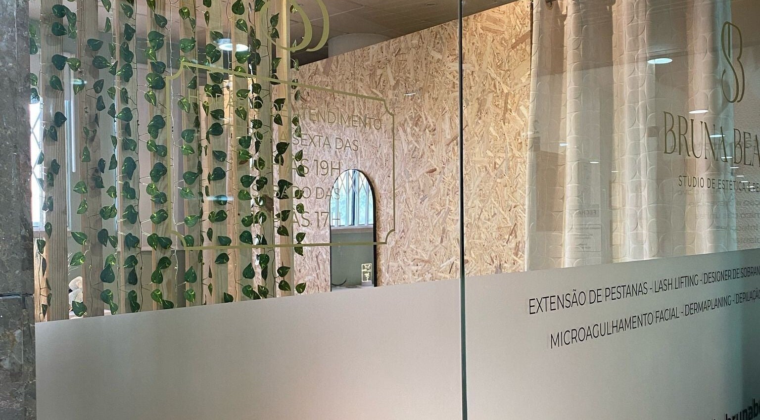 Entrada moderna de vidro com plantas no Studio Bruna Beauty, Parede-Cascais, Lisboa, PT.