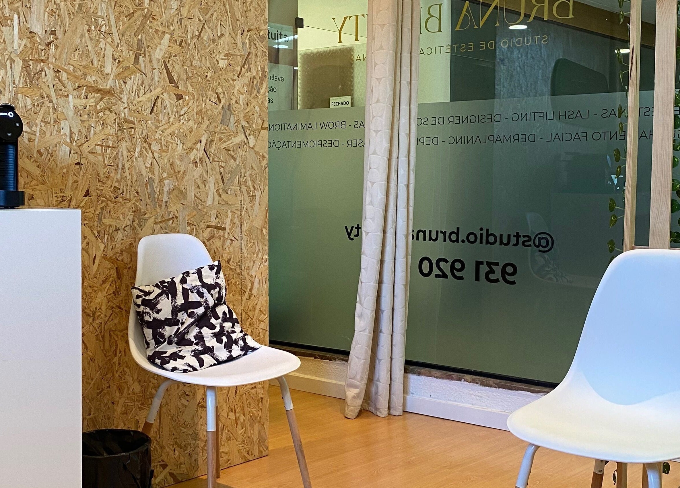 Espaço acolhedor do Studio Bruna Beauty em Parede-Cascais, Lisboa, PT com cadeiras modernas e decoração elegante.