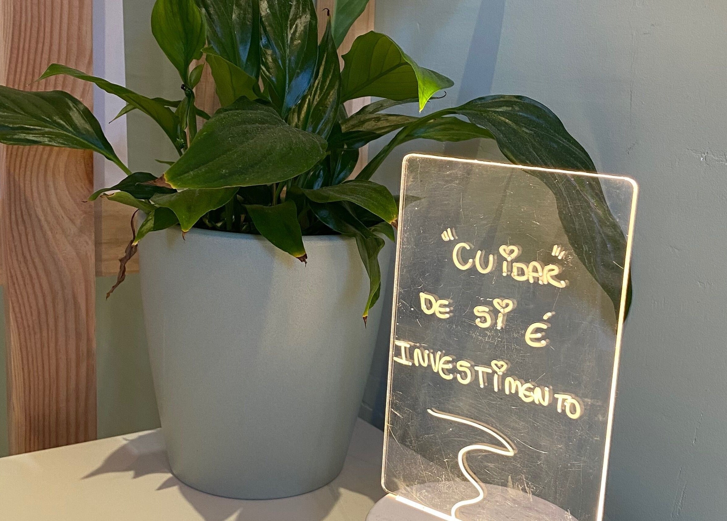 Planta e sinal motivacional no Studio Bruna Beauty, Parede-Cascais, Lisboa, PT.