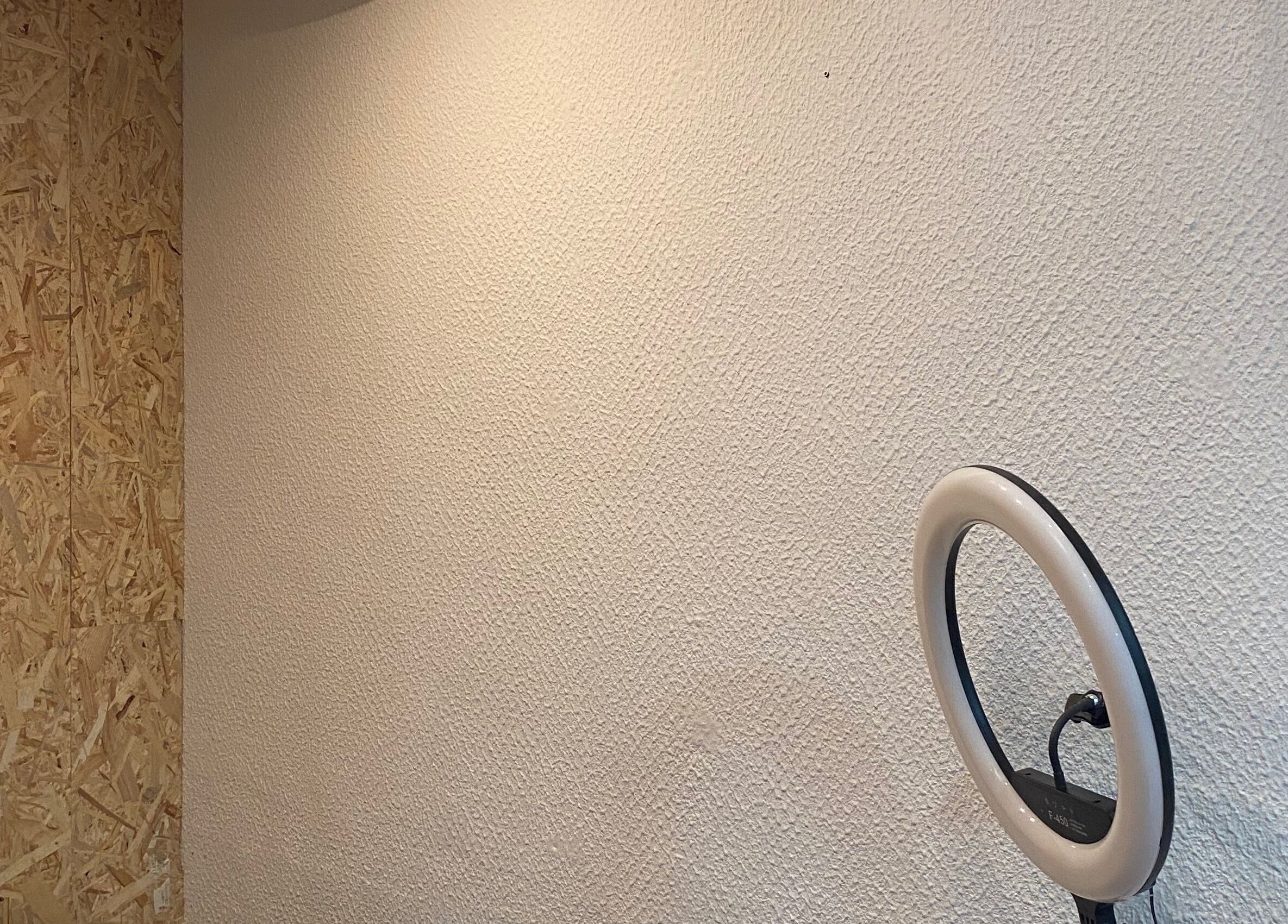 Parede texturizada com fundo e ring light no Studio Bruna Beauty, Parede-Cascais, Lisboa, PT.