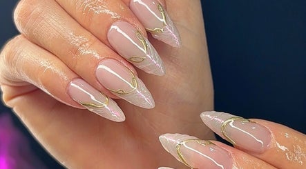 Elegant gold-accented nail design at RichOffNailsFL Nail Artistry, Orlando, Florida, US.