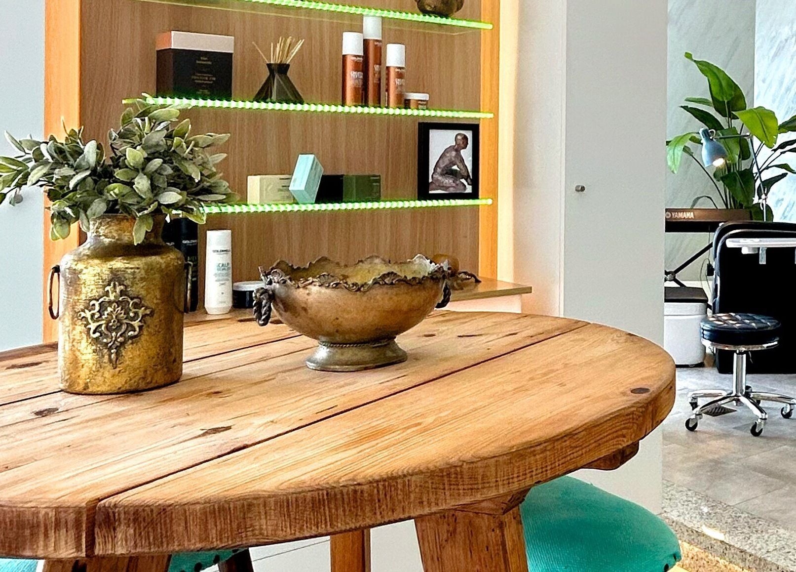 Cozy nook at Hammam Al Andalus Gents Salon and Spa, Dubai, Dubai, AE, showcasing elegant decor.