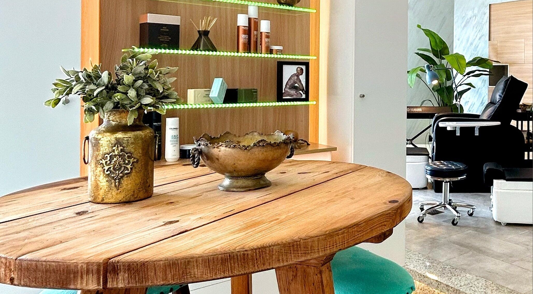 Cozy nook at Hammam Al Andalus Gents Salon and Spa, Dubai, Dubai, AE, showcasing elegant decor.