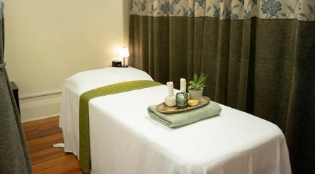 Golden Fingers Thai Massage & Spa - 611 Original