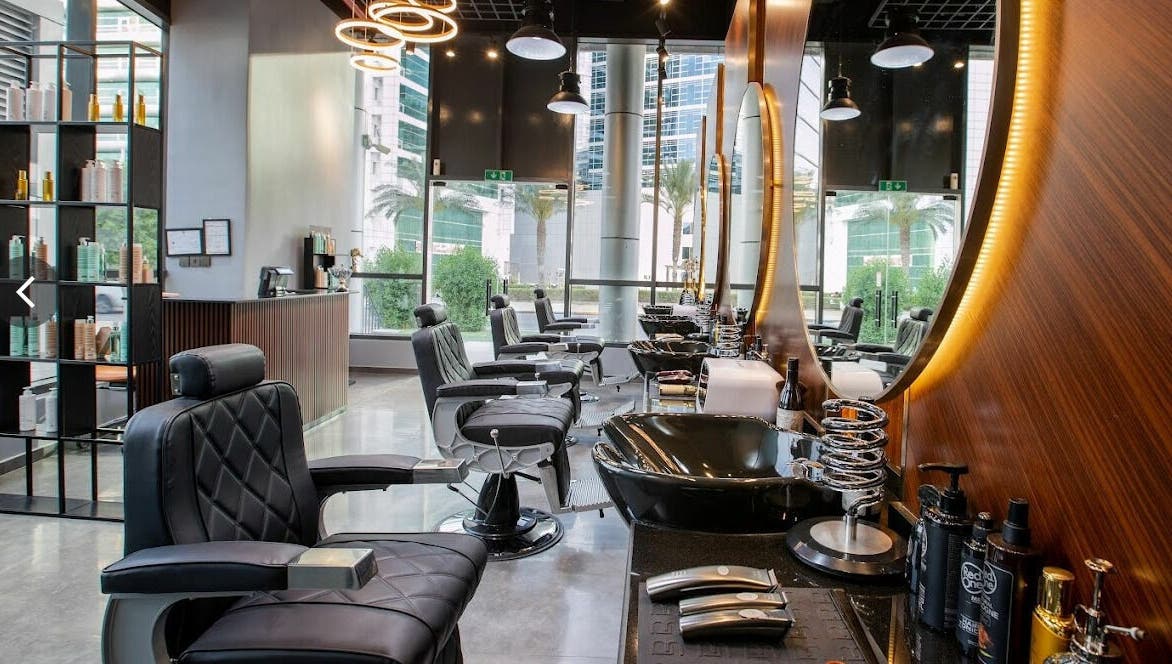 Elegant salon chairs and mirrors at Da Vinci Gents Salon & Spa, Abu Dhabi, AE, offering premium grooming.