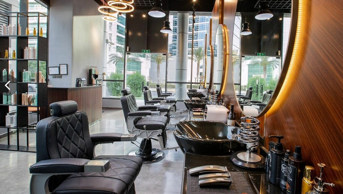 Elegant salon chairs and mirrors at Da Vinci Gents Salon & Spa, Abu Dhabi, AE, offering premium grooming.