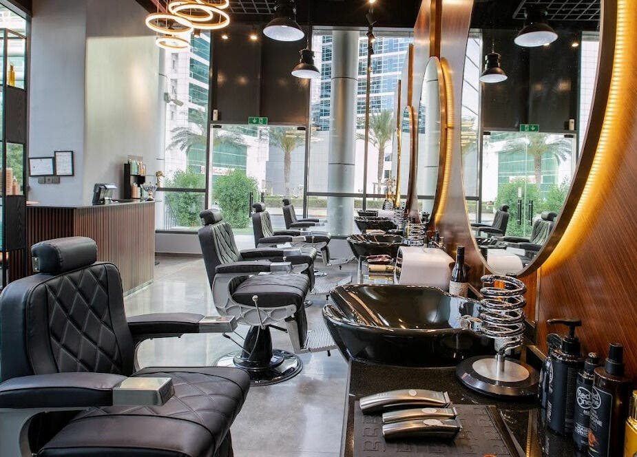Elegant salon chairs and mirrors at Da Vinci Gents Salon & Spa, Abu Dhabi, AE, offering premium grooming.