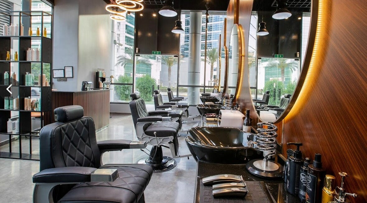 Elegant salon chairs and mirrors at Da Vinci Gents Salon & Spa, Abu Dhabi, AE, offering premium grooming.