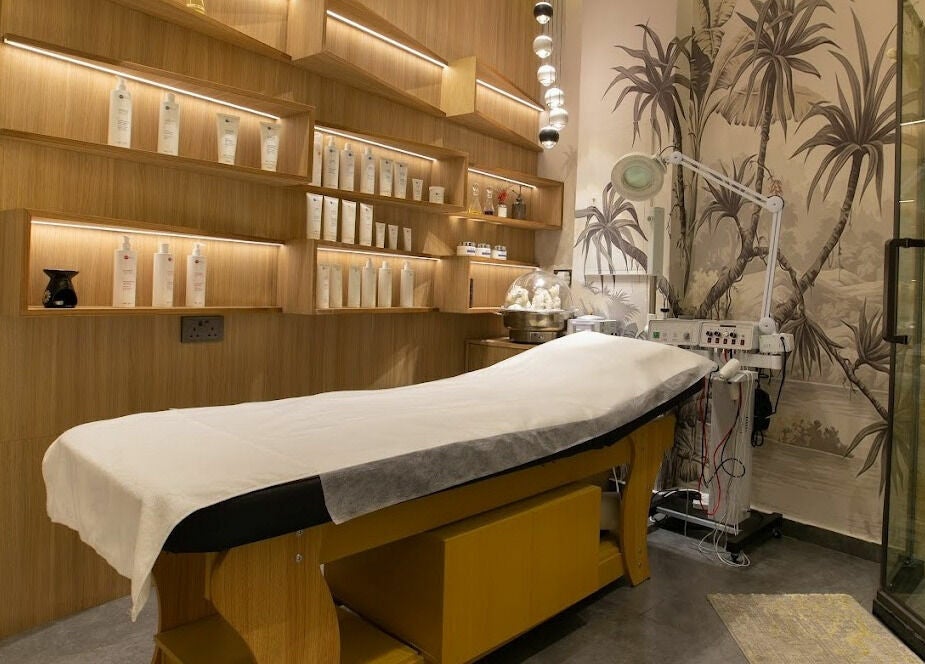 Treatment room at Da Vinci Gents Salon & Spa in Abu Dhabi, AE with a massage bed and tropical mural.
