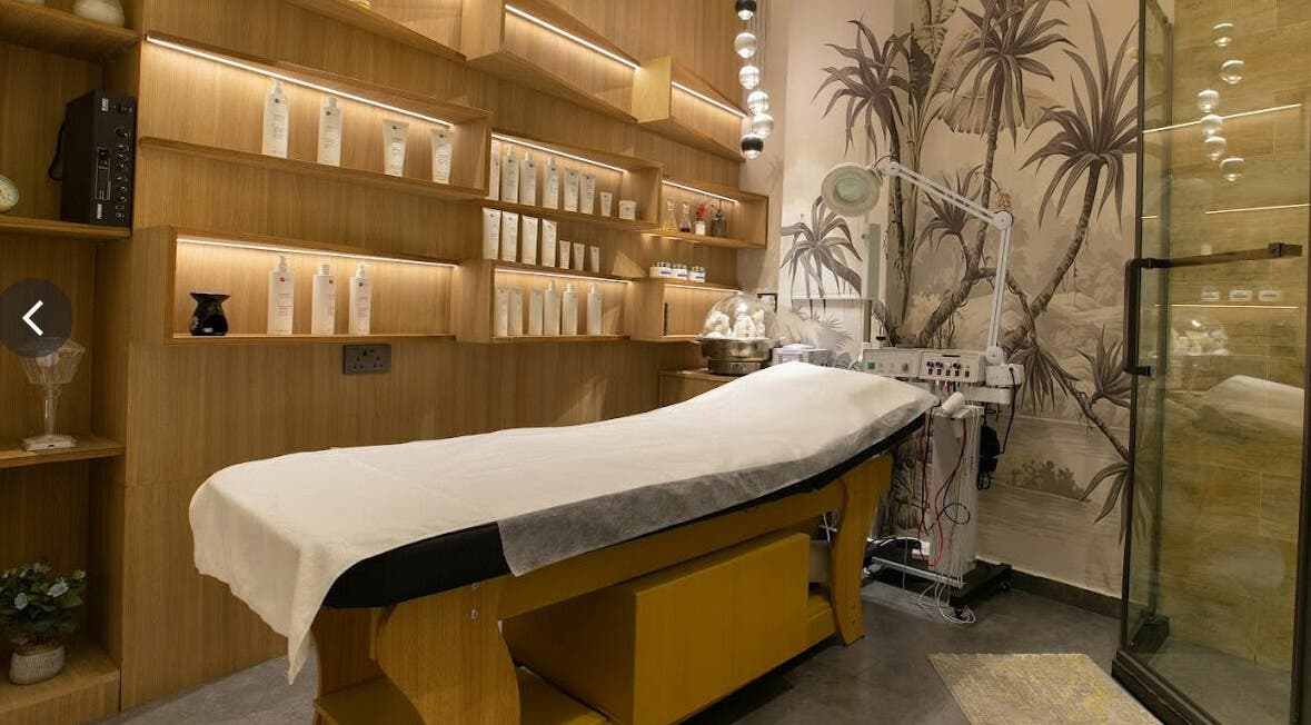 Treatment room at Da Vinci Gents Salon & Spa in Abu Dhabi, AE with a massage bed and tropical mural.