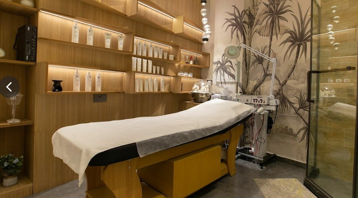 Treatment room at Da Vinci Gents Salon & Spa in Abu Dhabi, AE with a massage bed and tropical mural.