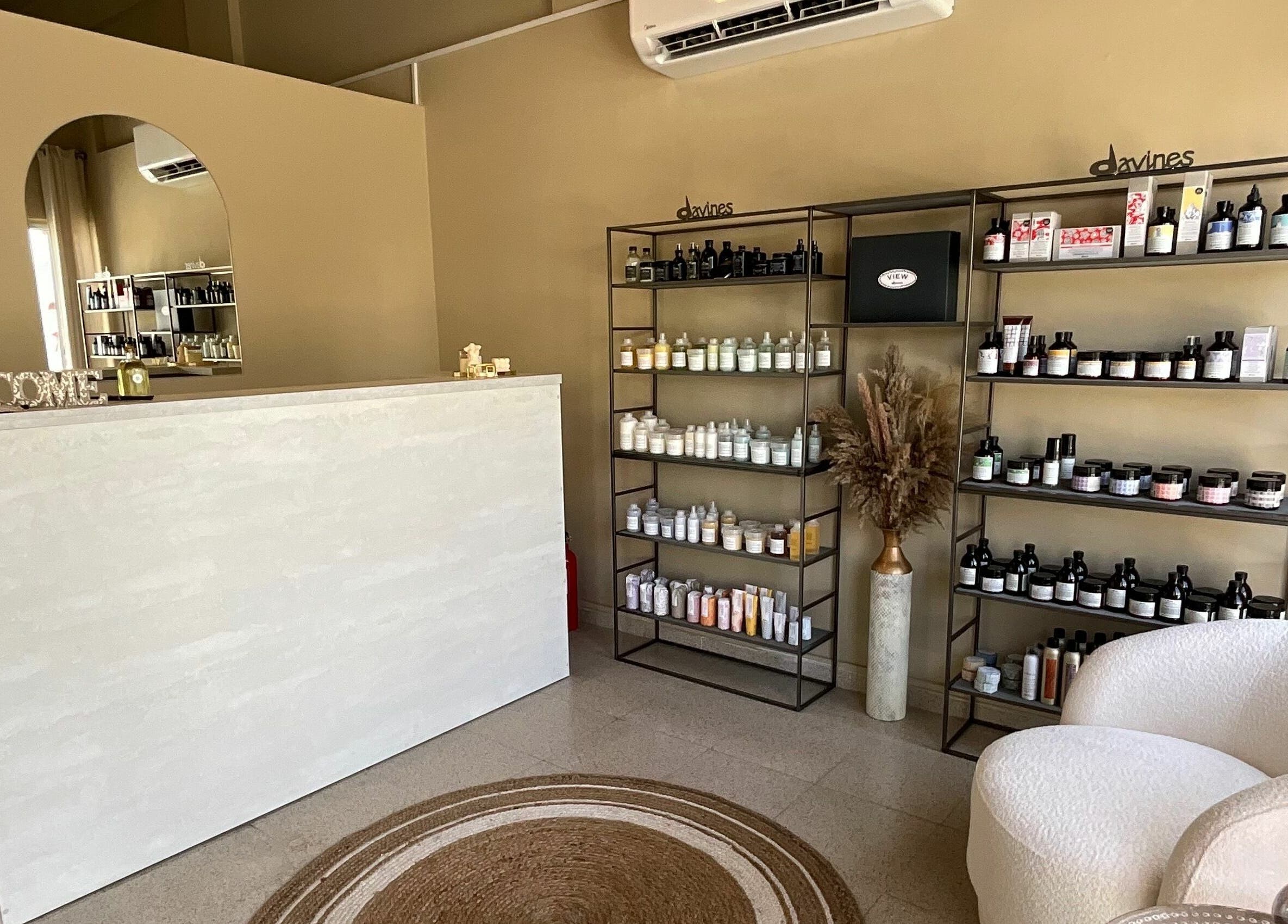 Καλωσοριστικό εσωτερικό στο HAIR HUB, Λευκωσία, Λευκωσία, CY με προϊόντα ομορφιάς σε ράφια.