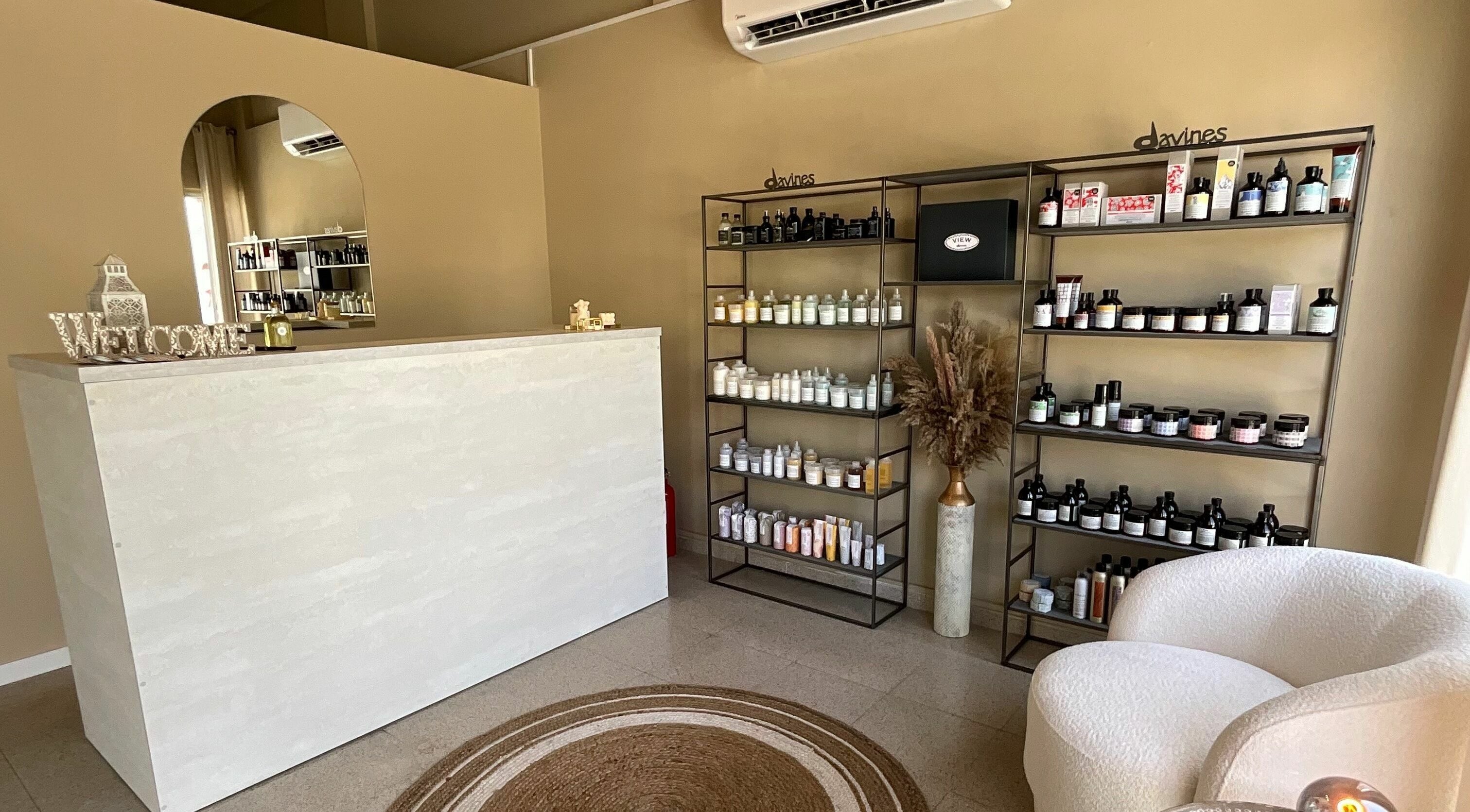 Καλωσοριστικό εσωτερικό στο HAIR HUB, Λευκωσία, Λευκωσία, CY με προϊόντα ομορφιάς σε ράφια.