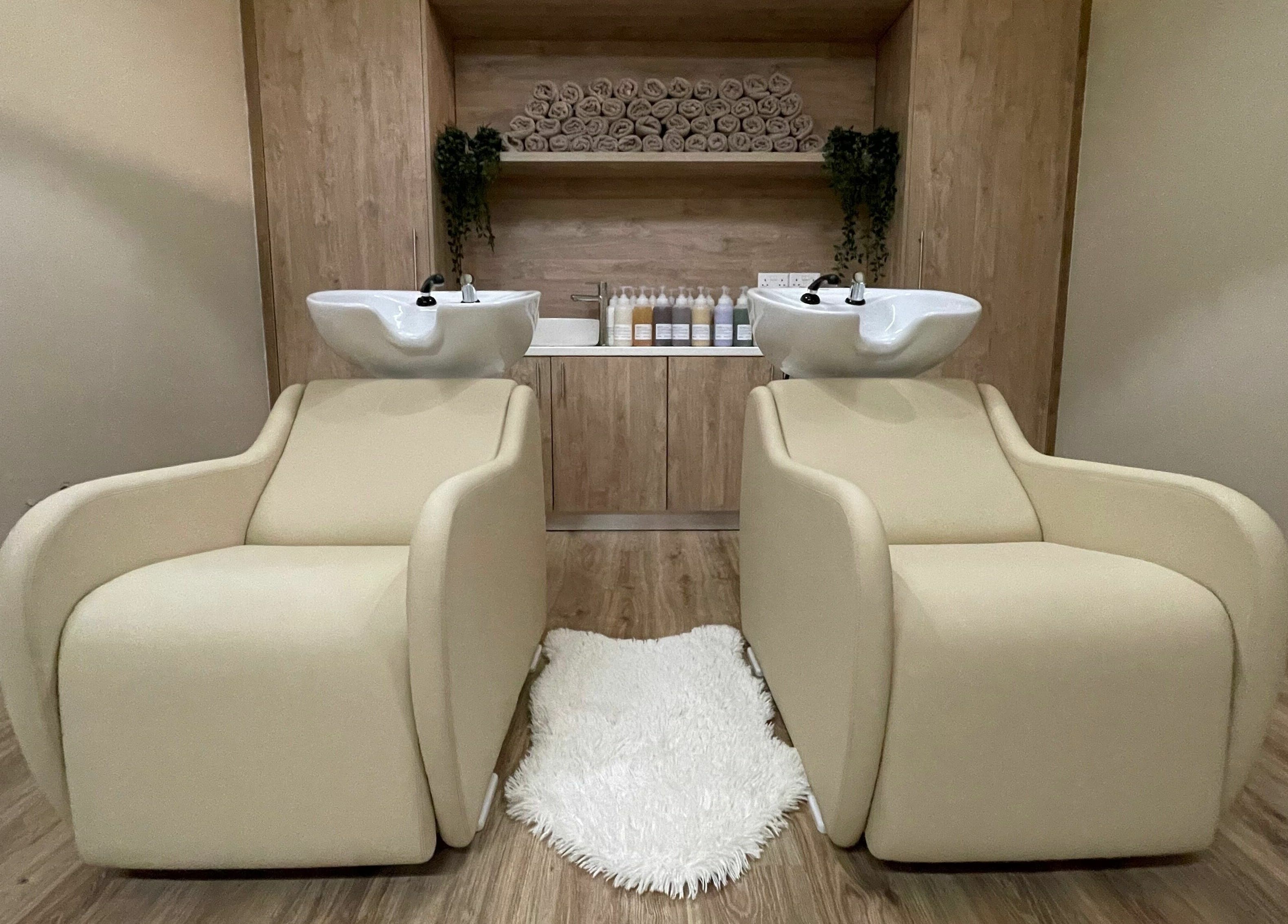 Πολυτελείς καρέκλες Λούσινγκ στον χώρο HAIR HUB, Λευκωσία, Λευκωσία, CY.