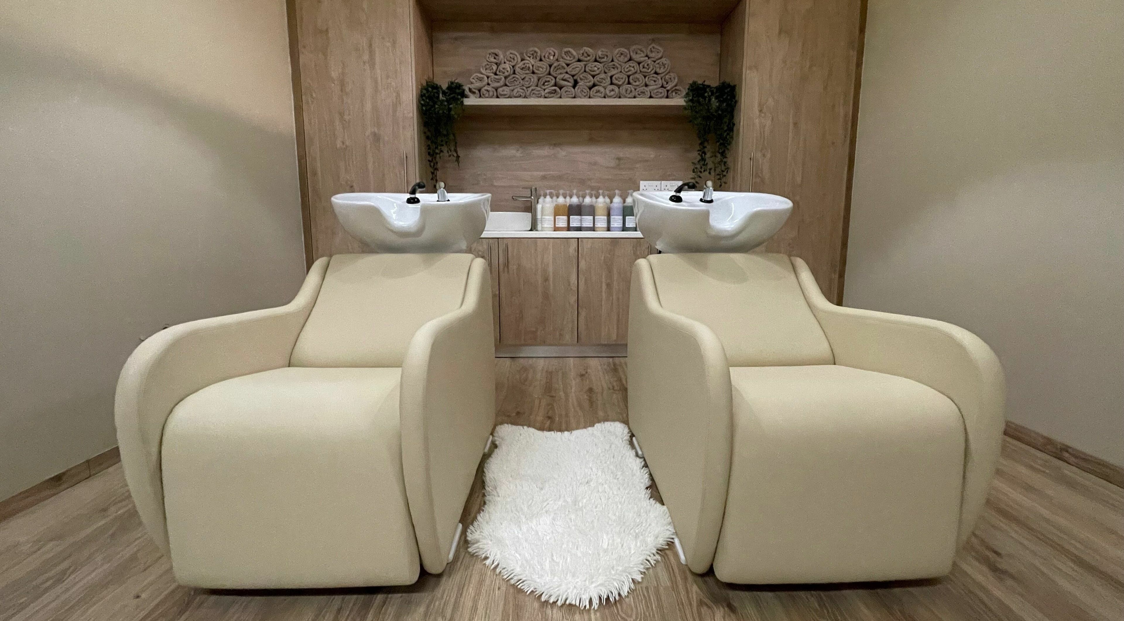 Πολυτελείς καρέκλες Λούσινγκ στον χώρο HAIR HUB, Λευκωσία, Λευκωσία, CY.