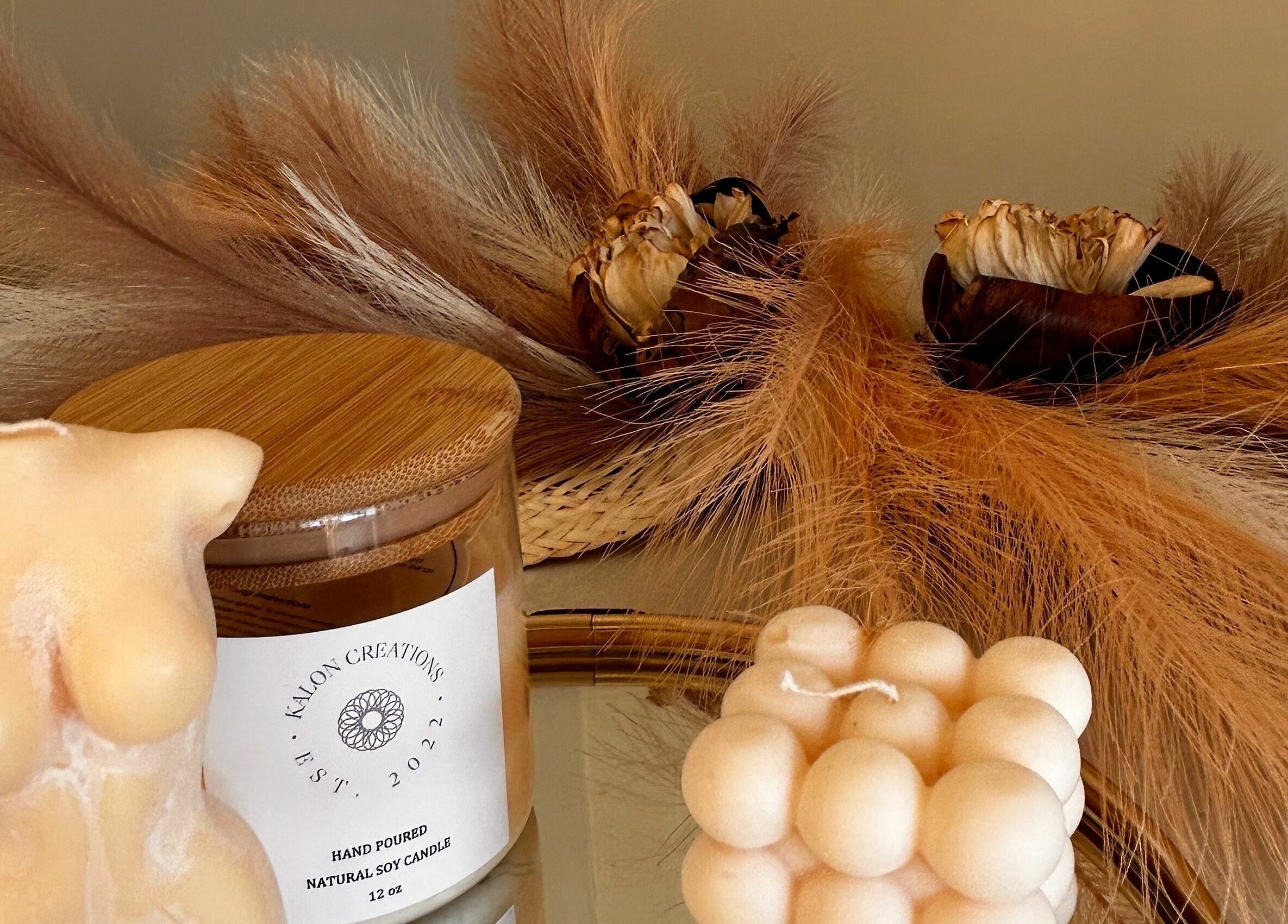 Διακοσμητικά κεριά και ξηρά φυτά στο HAIR HUB, Λευκωσία, Λευκωσία, CY διακοσμούν χώρο ευεξίας.