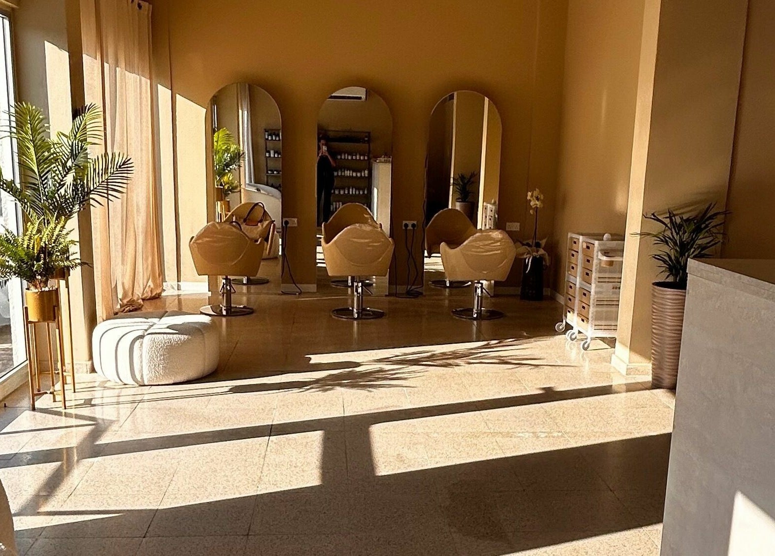 Κομψό σαλόνι στην HAIR HUB, Λευκωσία, Λευκωσία, CY με μοντέρνα καρέκλες και καθρέπτες σε φωτεινό χώρο.