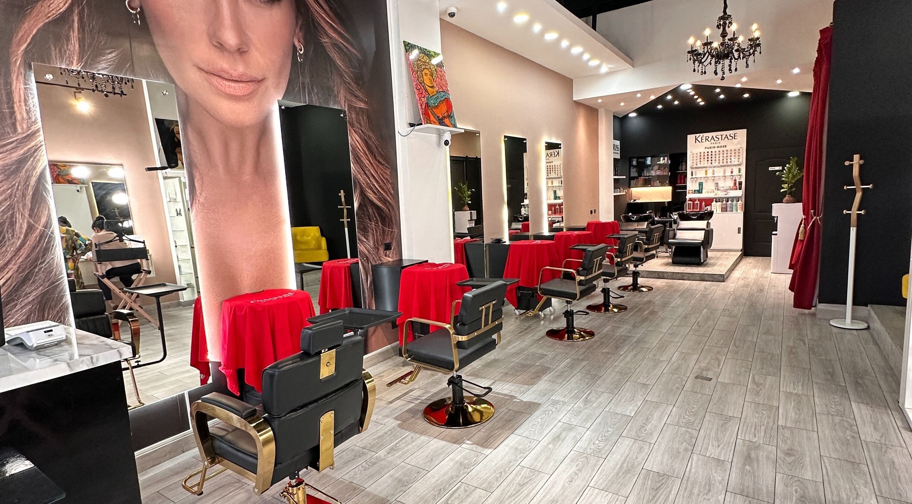 Chairs and mirrors at Charming House Of Beauty, Panamá, Provincia De Panamá, PA, styled with chandeliers.