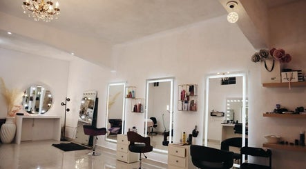 Asiria Frausto Makeup Studio