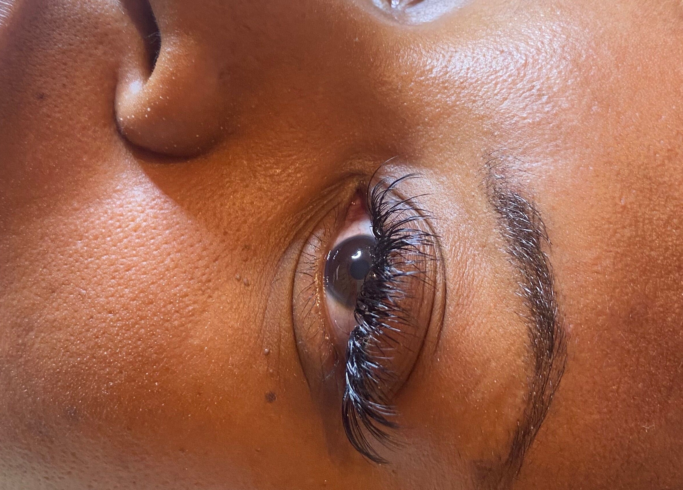 Close-up of elegant eyelash extensions at Lashes By L’hé, Marigot, MF showcasing craftsmanship.