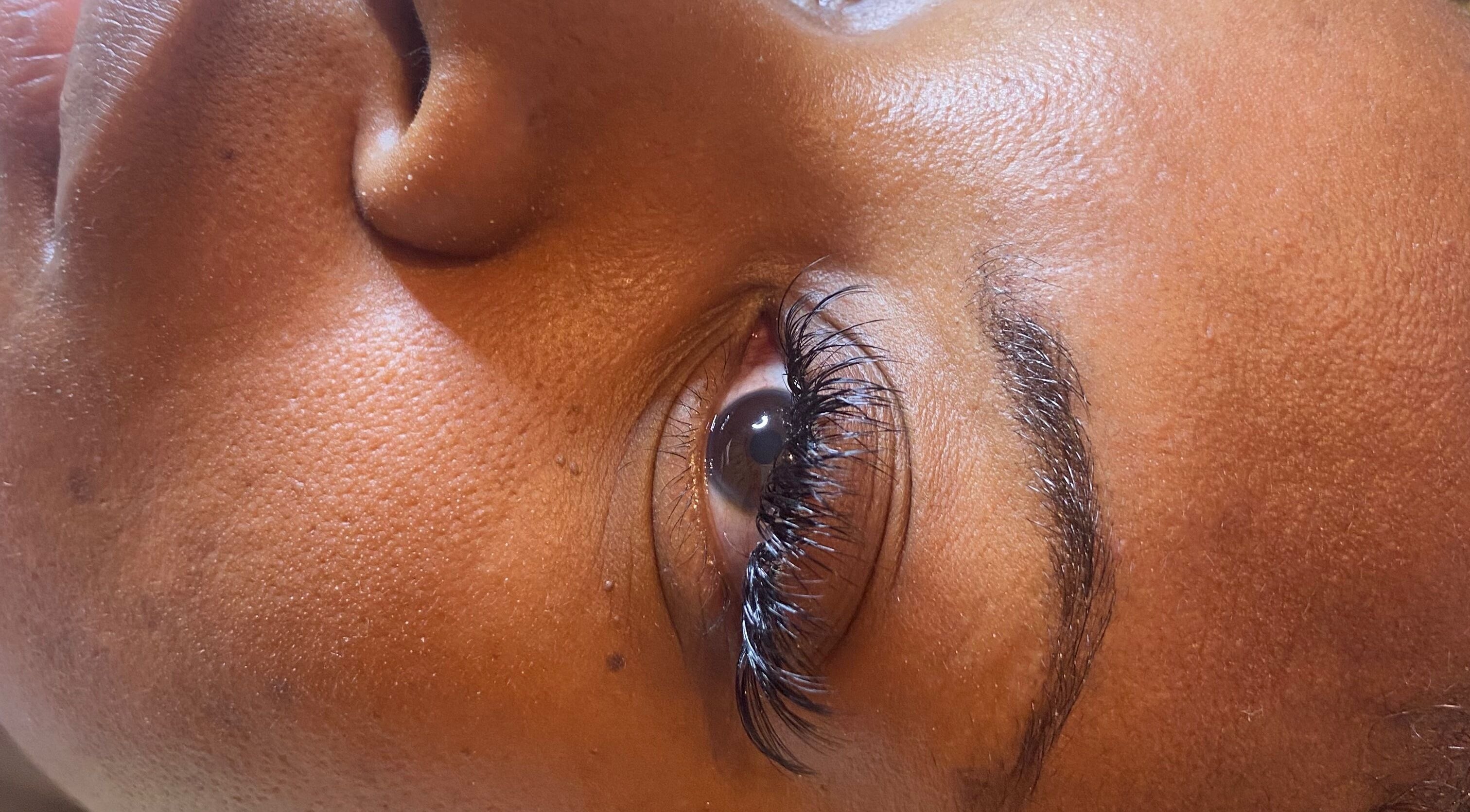 Close-up of elegant eyelash extensions at Lashes By L’hé, Marigot, MF showcasing craftsmanship.