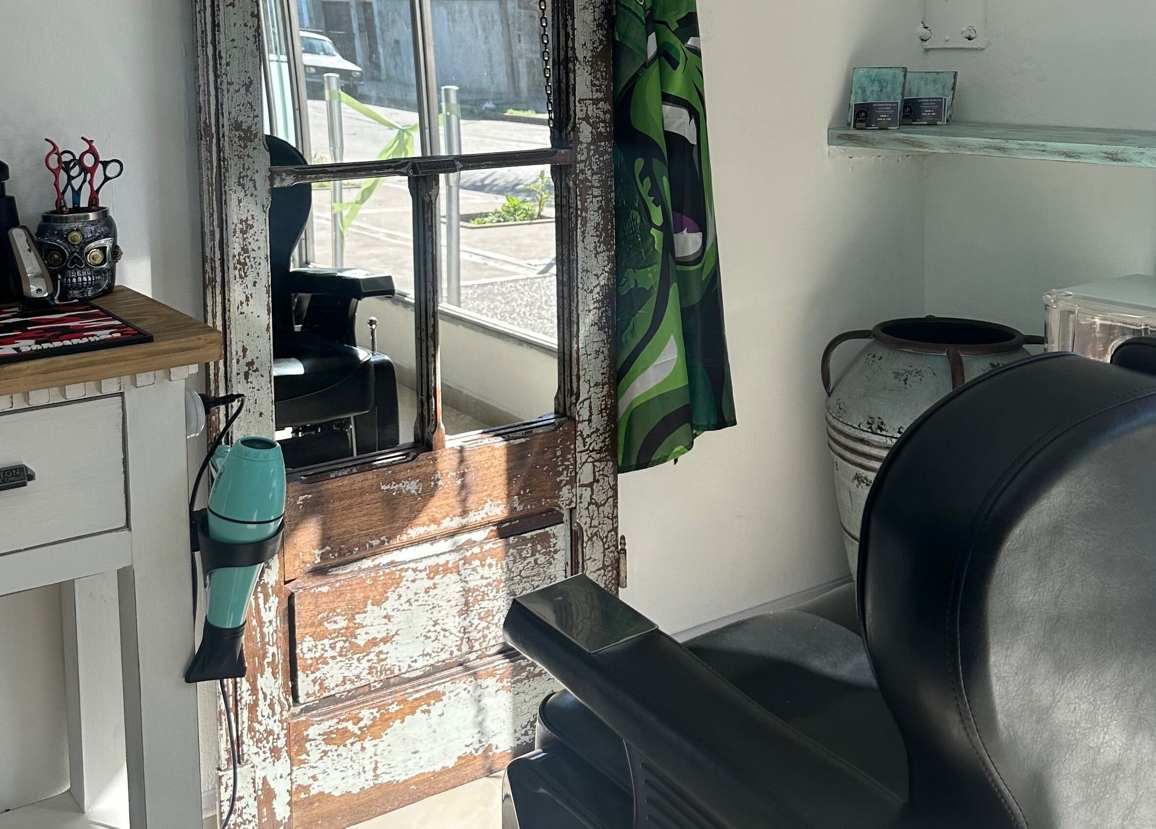 Interior de MB Barber en San Nicolás De Los Arroyos, con una silla de barbero clásica y decoración retro.