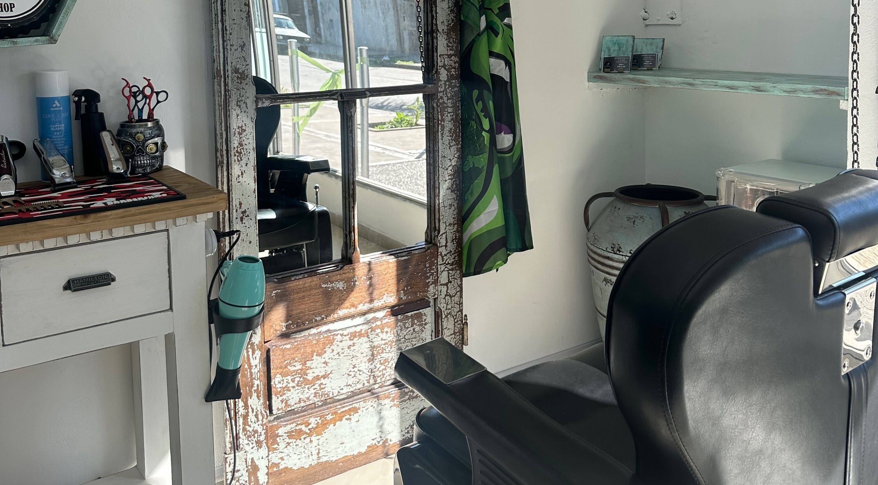 Interior de MB Barber en San Nicolás De Los Arroyos, con una silla de barbero clásica y decoración retro.