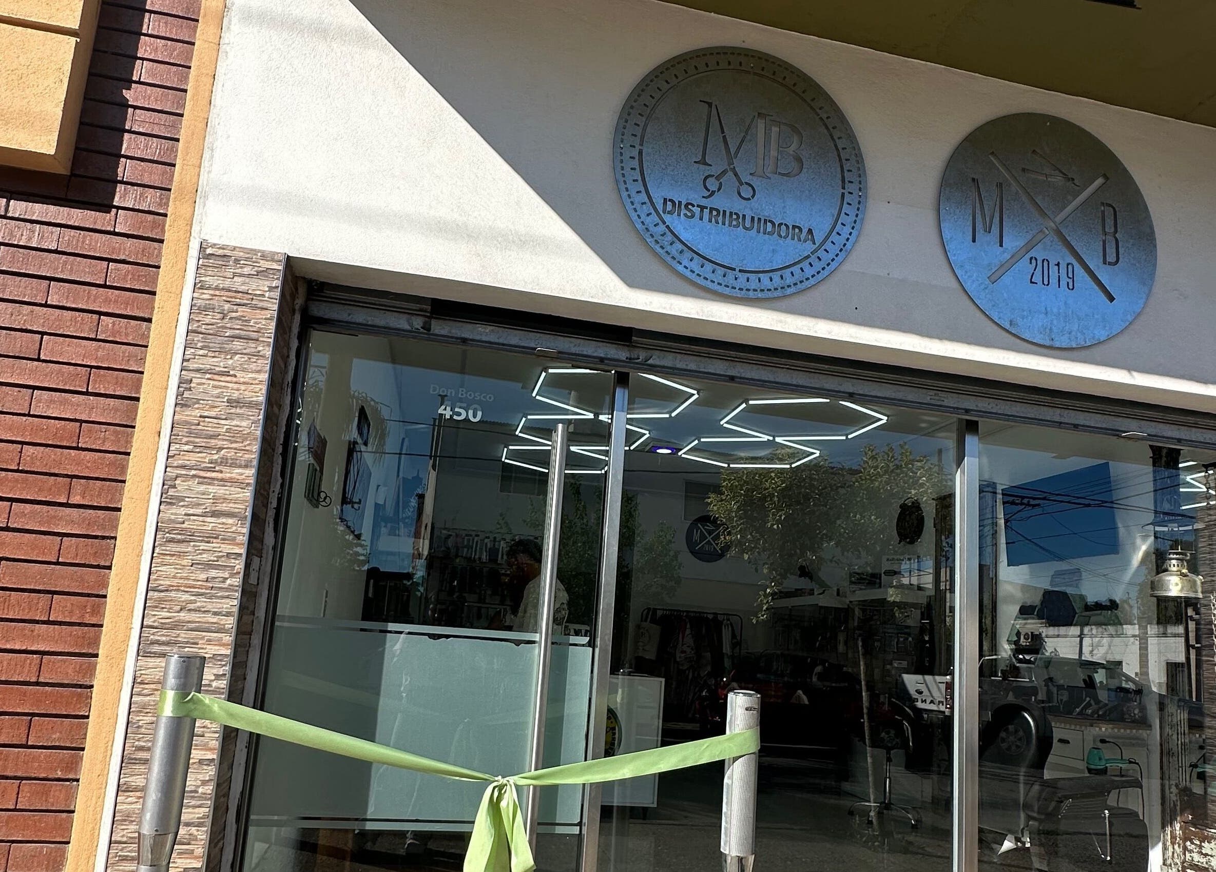 Entrada de MB Barber San Nicolás De Los Arroyos, Provincia De Buenos Aires, AR con elegantes emblemas.
