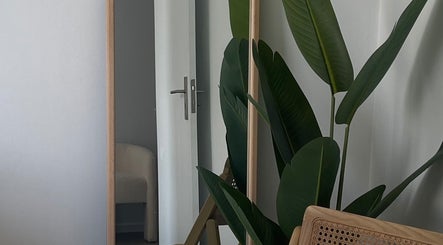 Interior sereno com espelho e planta na Isa Leão Body&Facial Clinic em Braga, Braga, PT.