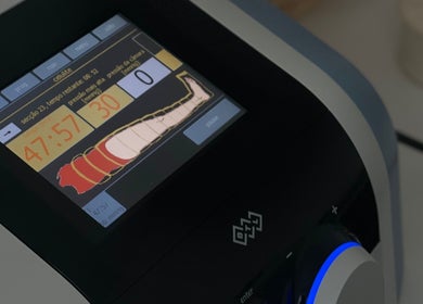 Dispositivo de terapia avançada na Isa Leão Body&Facial Clinic, Braga, Braga, PT, mostrando interface digital.