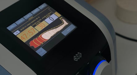 Dispositivo de terapia avançada na Isa Leão Body&Facial Clinic, Braga, Braga, PT, mostrando interface digital.