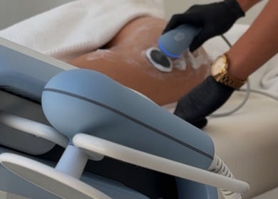 Tratamento estético em Isa Leão Body&Facial Clinic, Braga, Braga, PT. Laser sendo aplicado em pele hidratada.