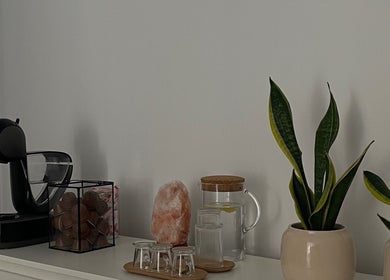 Canto acolhedor com cafeteira, plantas e decorações no Isa Leão Body&Facial Clinic, Braga, Braga, PT.