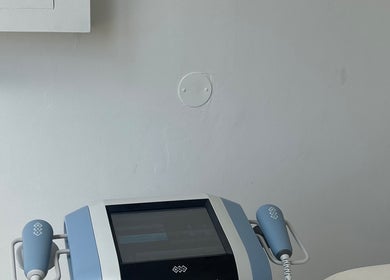 Equipamento moderno na Isa Leão Body&Facial Clinic, Braga, Braga, PT, destacando tecnologia estética de ponta.