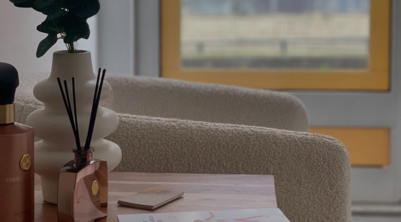 Interior acolhedor na Isa Leão Body&Facial Clinic, Braga, Braga, PT. Detalhes de mesa com difusor e plantas.