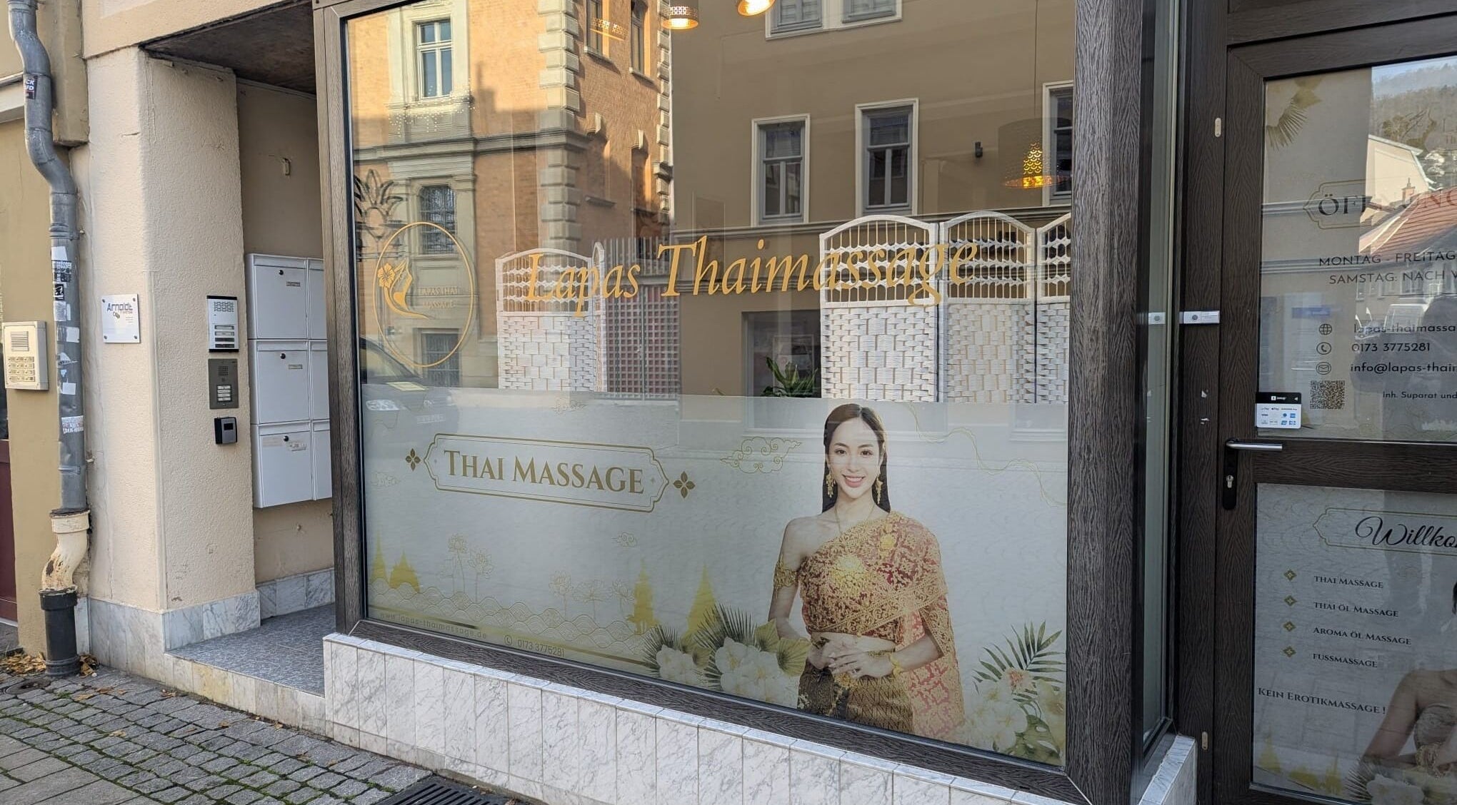 Eingang von Lapas Thaimassage in Rudolstadt, Thüringen, DE mit traditionellem Thai-Dekor.