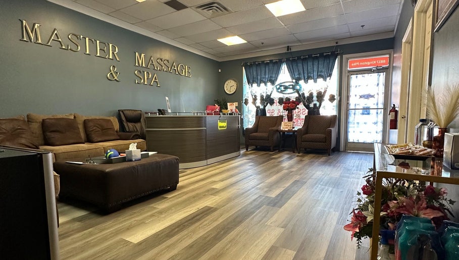 Inviting reception area of Master Massage and Spa in Knoxville, Tennessee, US showcasing warmth and comfort.