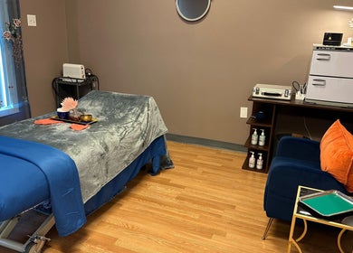 Cozy massage room at Master Massage and Spa in Knoxville, Tennessee, US with a serene, inviting setup.
