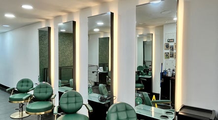 Interior view of Aura Extensions salon in Twickenham, England, GB featuring stylish salon chairs and mirrors.