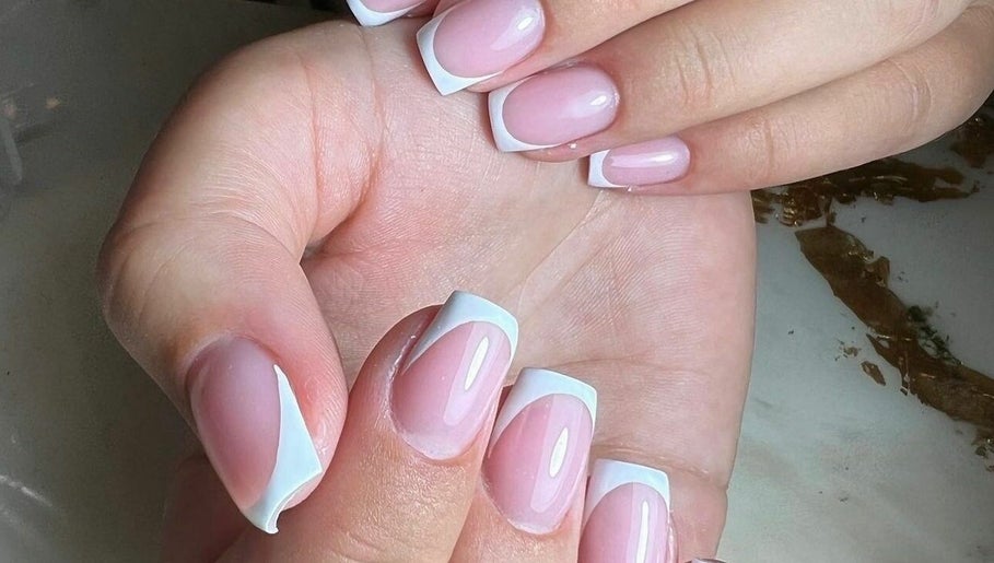 Classic Touch Nails, bilde 1