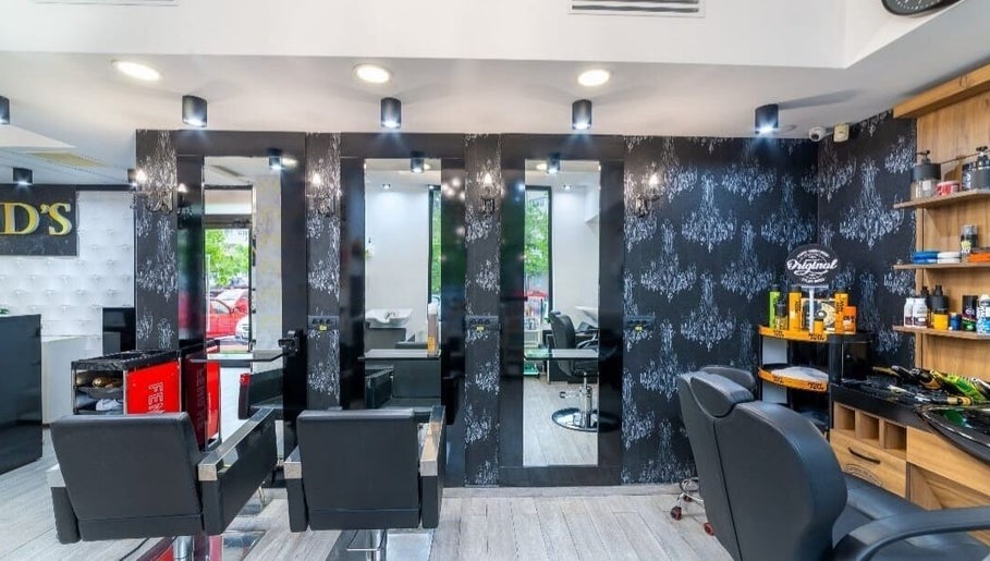 Interior modern al Mads Beauty Salon, București, București, RO cu decor elegant și scaune pentru clienți.