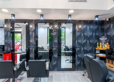 Interior modern al Mads Beauty Salon, București, București, RO cu decor elegant și scaune pentru clienți.